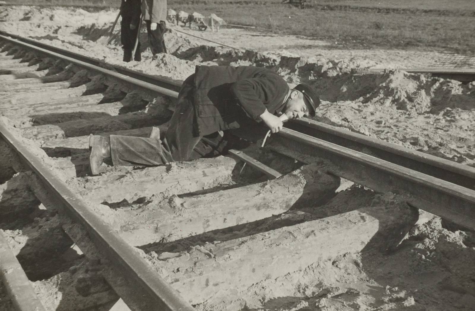 Werkman controleert het spoor bij Oudewater