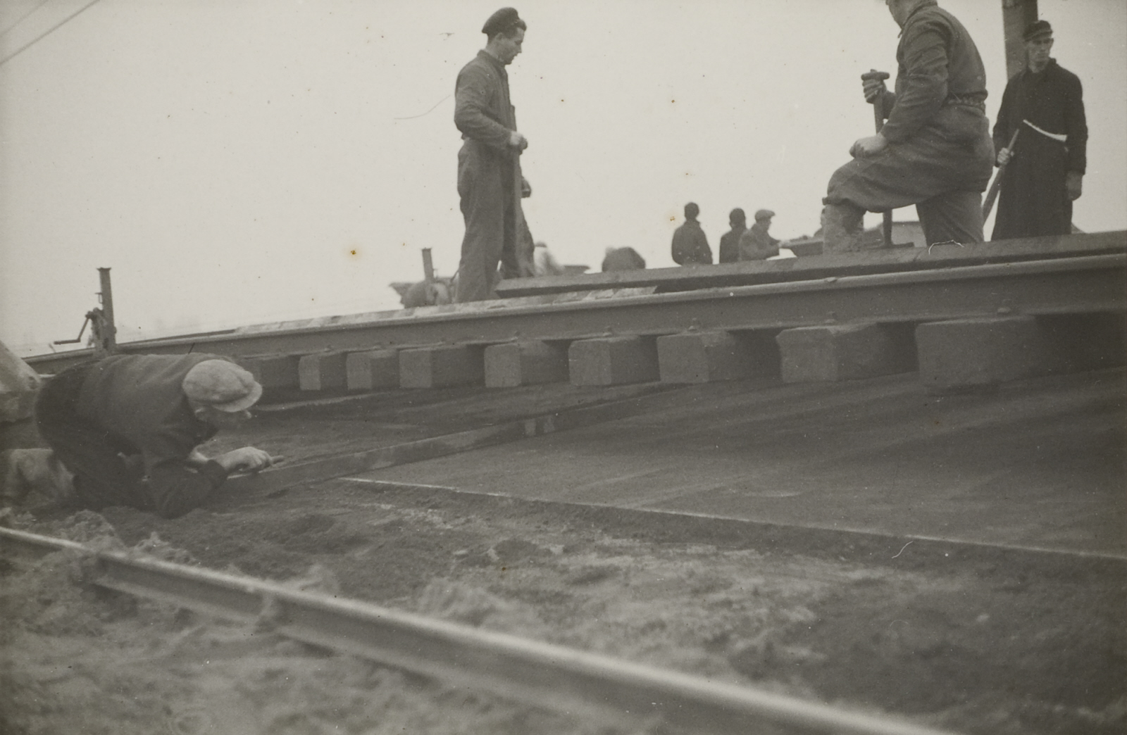 Werkmannen bezig bij opgevijzeld spoor bij Oudewater