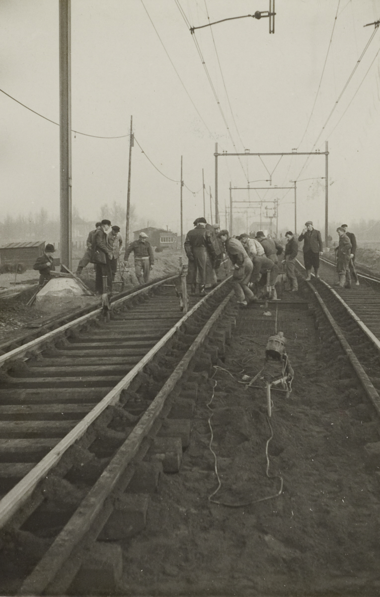 Werkmannen werken aan het spoor bij Oudewater