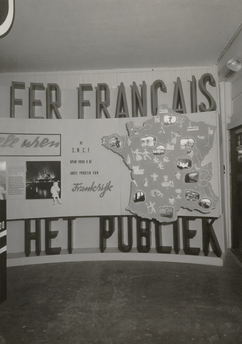 Een stand op een tentoonstelling over de oorlogsschade in Frankrijk