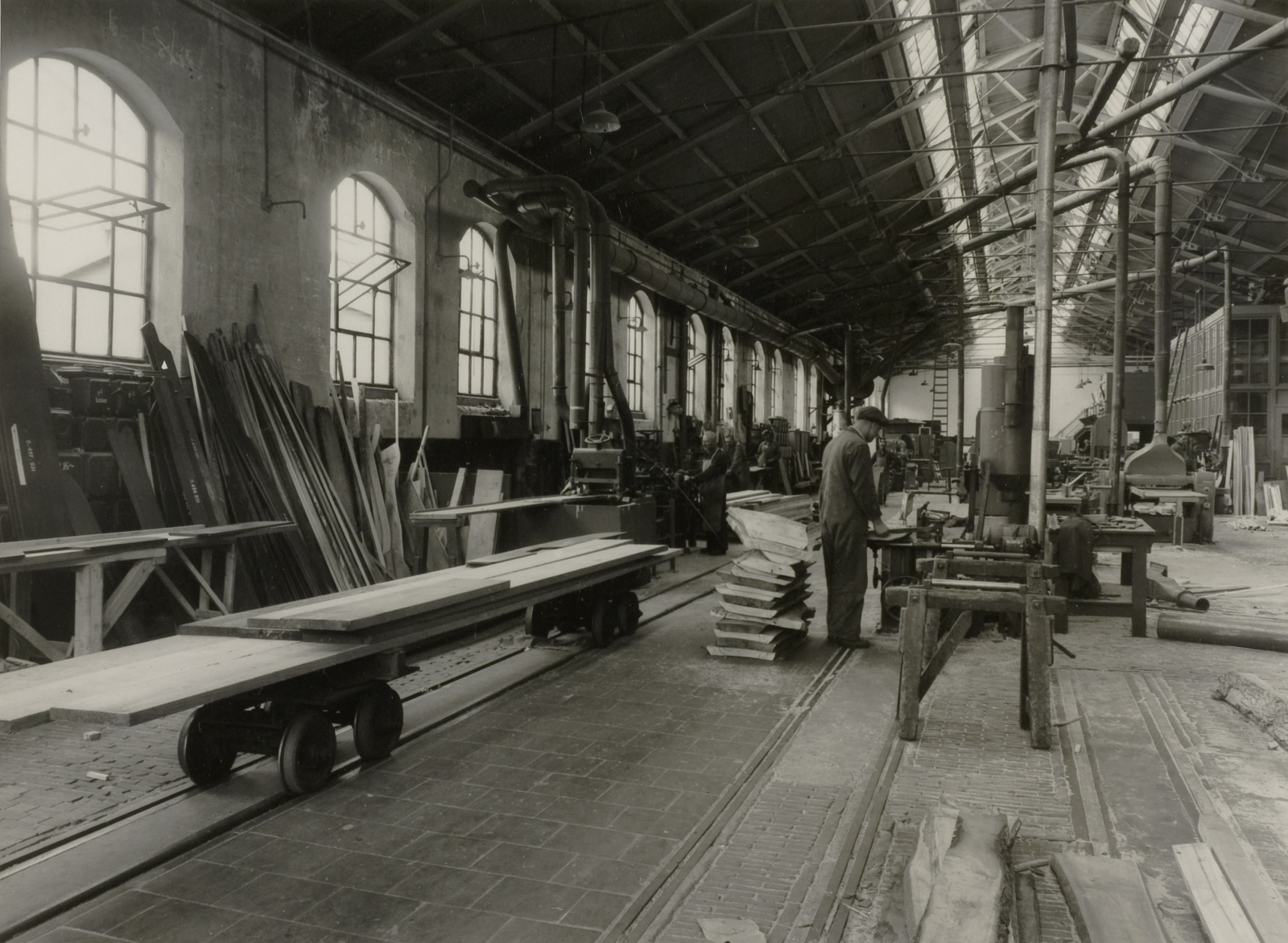 De afdeling houtbewerking van de centrale werkplaats in Haarlem