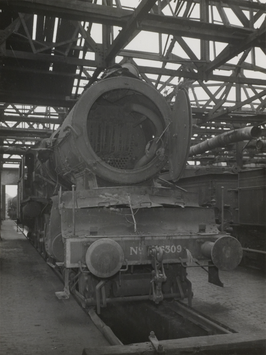 Kapotte locomotief in de werkplaats van Maastricht