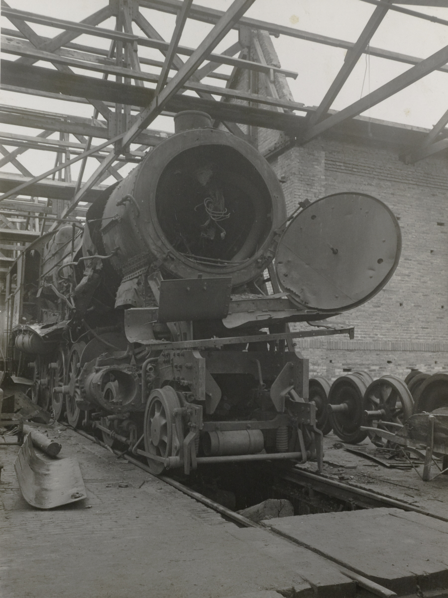 Kapotte locomotief in de werkplaats van Tilburg