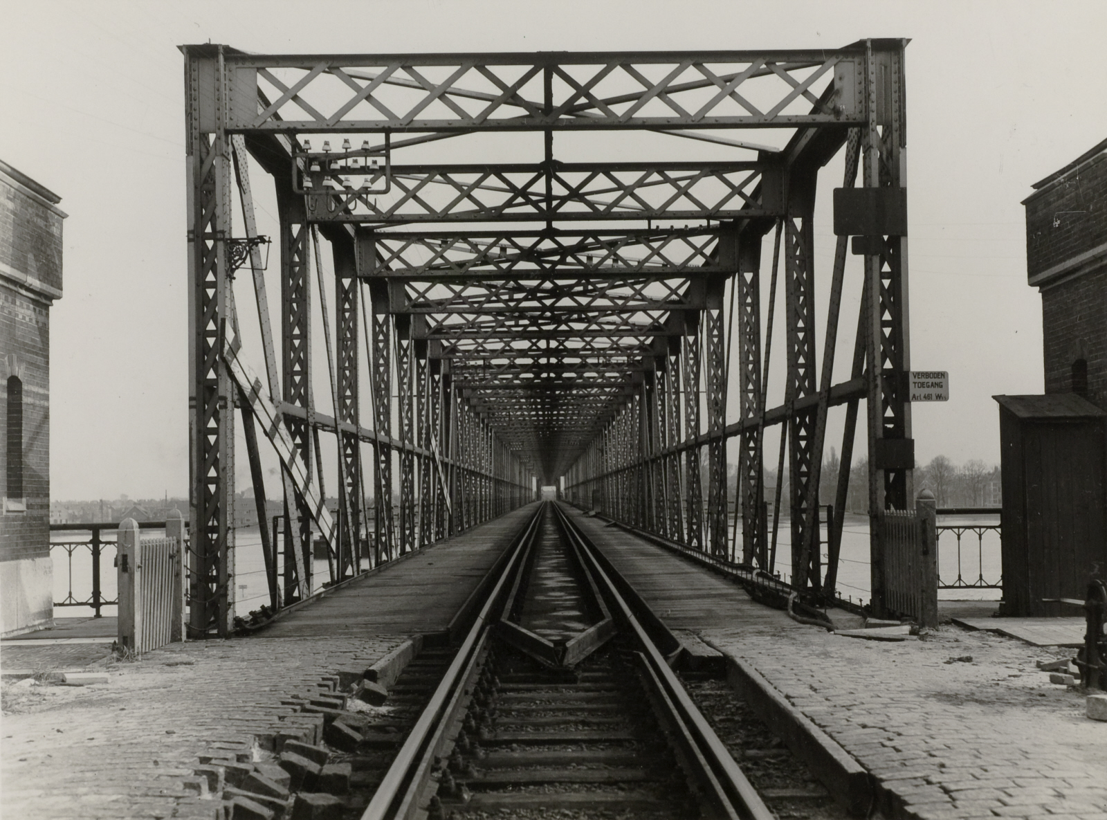 Een spoorbrug met wachtershuisje bij Deventer