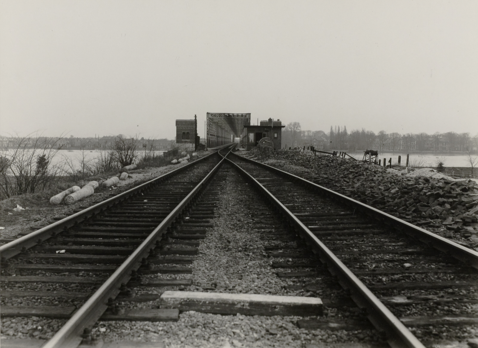 Een spoorbrug met wachtershuisje bij Deventer