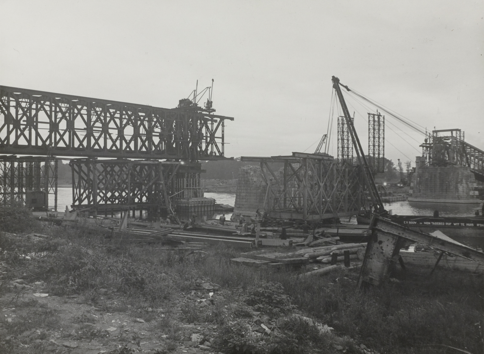 Een brug in aanbouw bij Deventer
