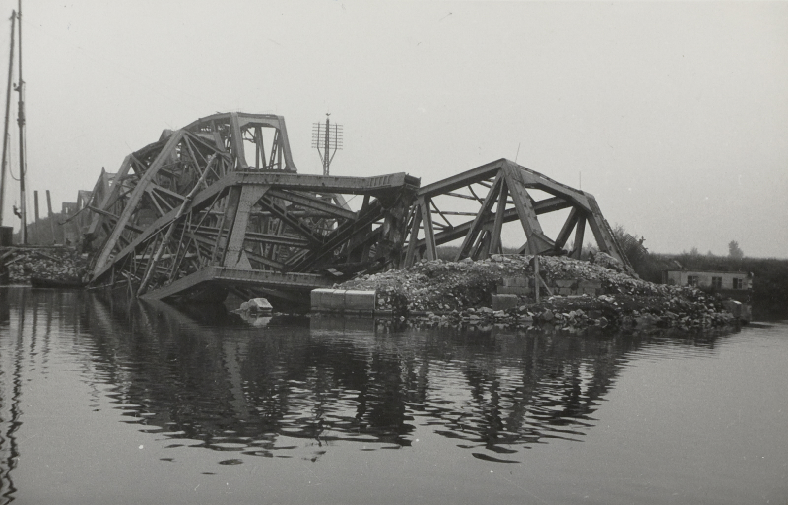 De verwoeste brug bij Buggenum