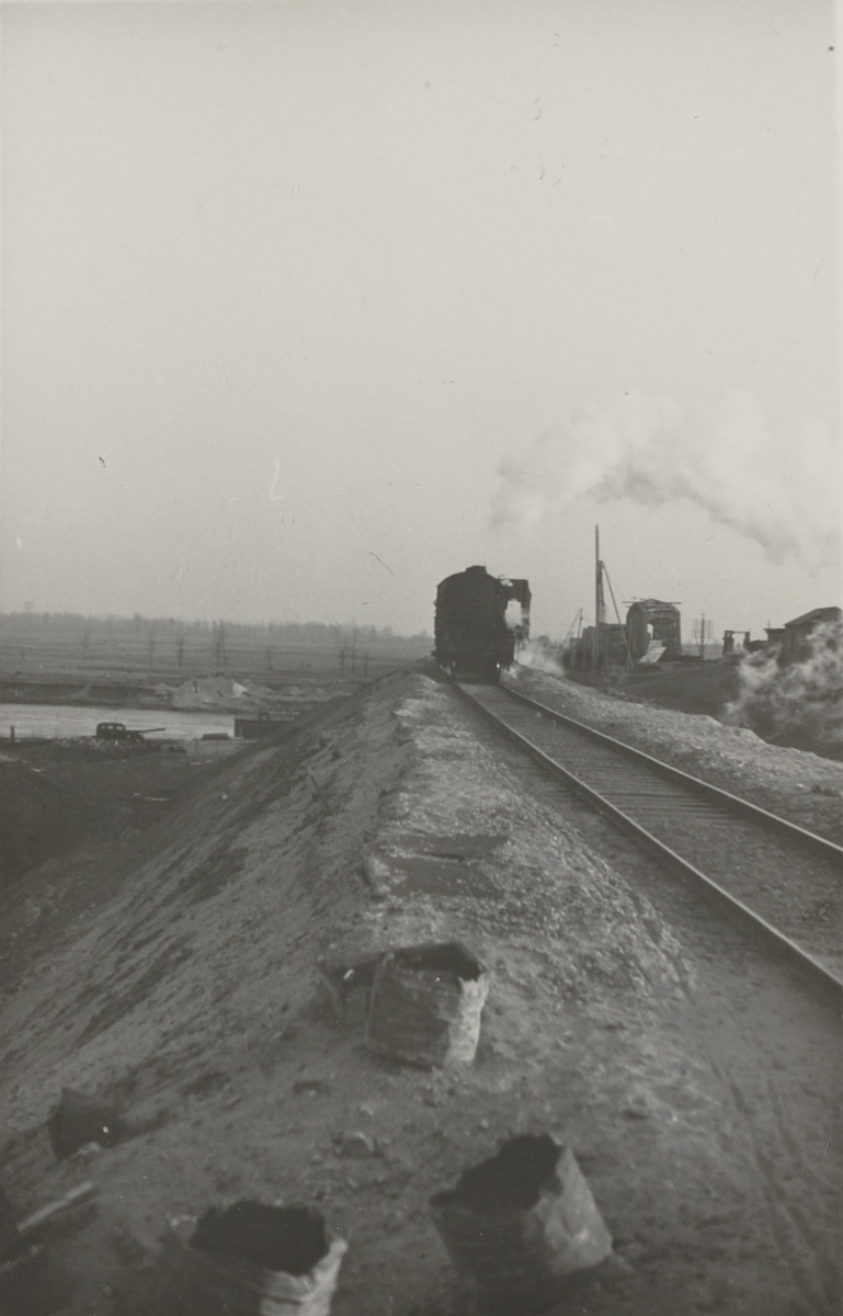 Een locomotief rijdt op een nieuwe spoorbaan bij Buggenum