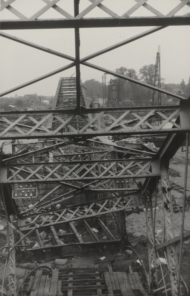 Een verwoeste brug bij Deventer