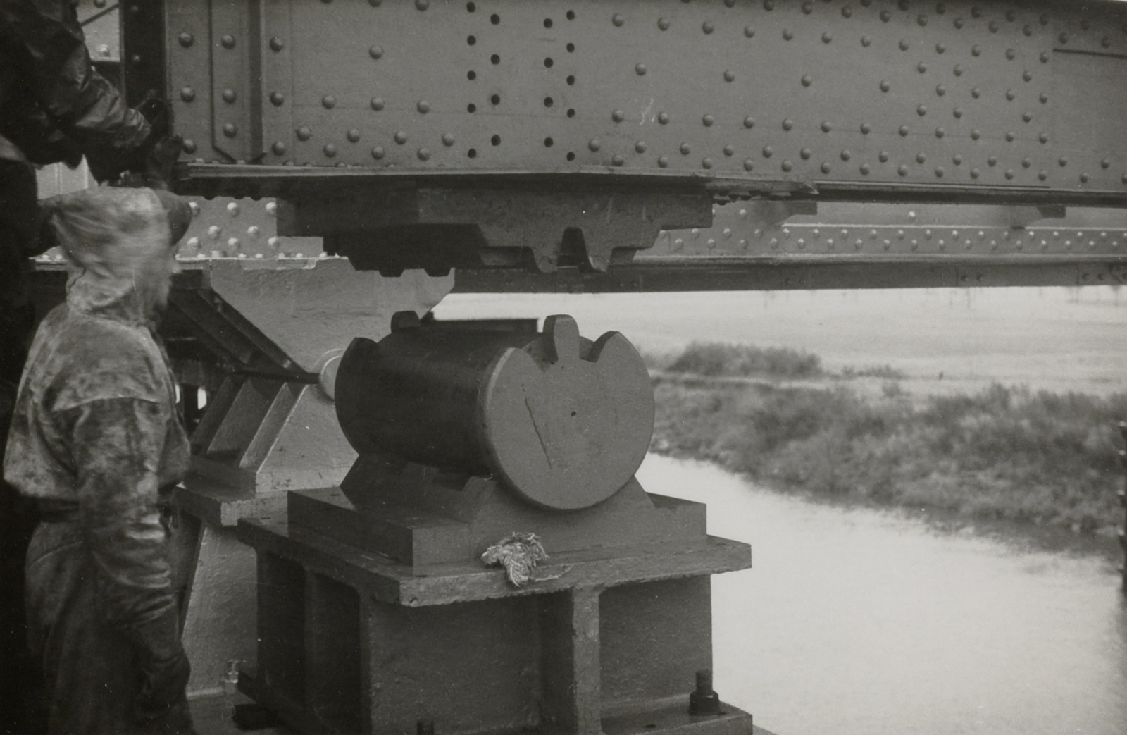 Het precisiewerk bij het hijsen van een brugdeel bij Buggenum