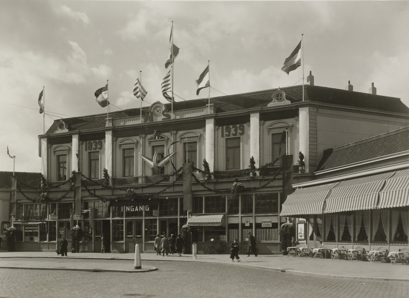 De versiering aan de gevel van station Rotterdam Delftse Poort ten behoeve van het eeuwfeest