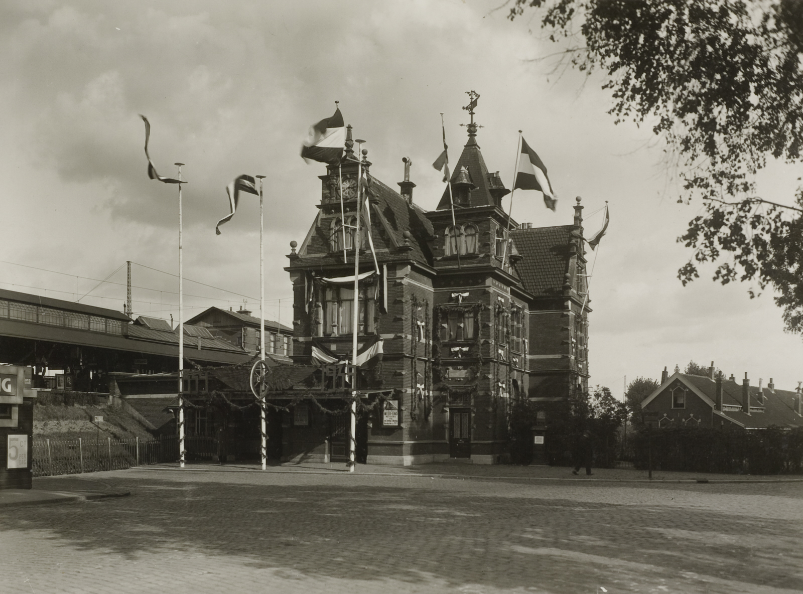 De versiering van de gevel van het station van Schiedam ten behoeve van het eeuwfeest