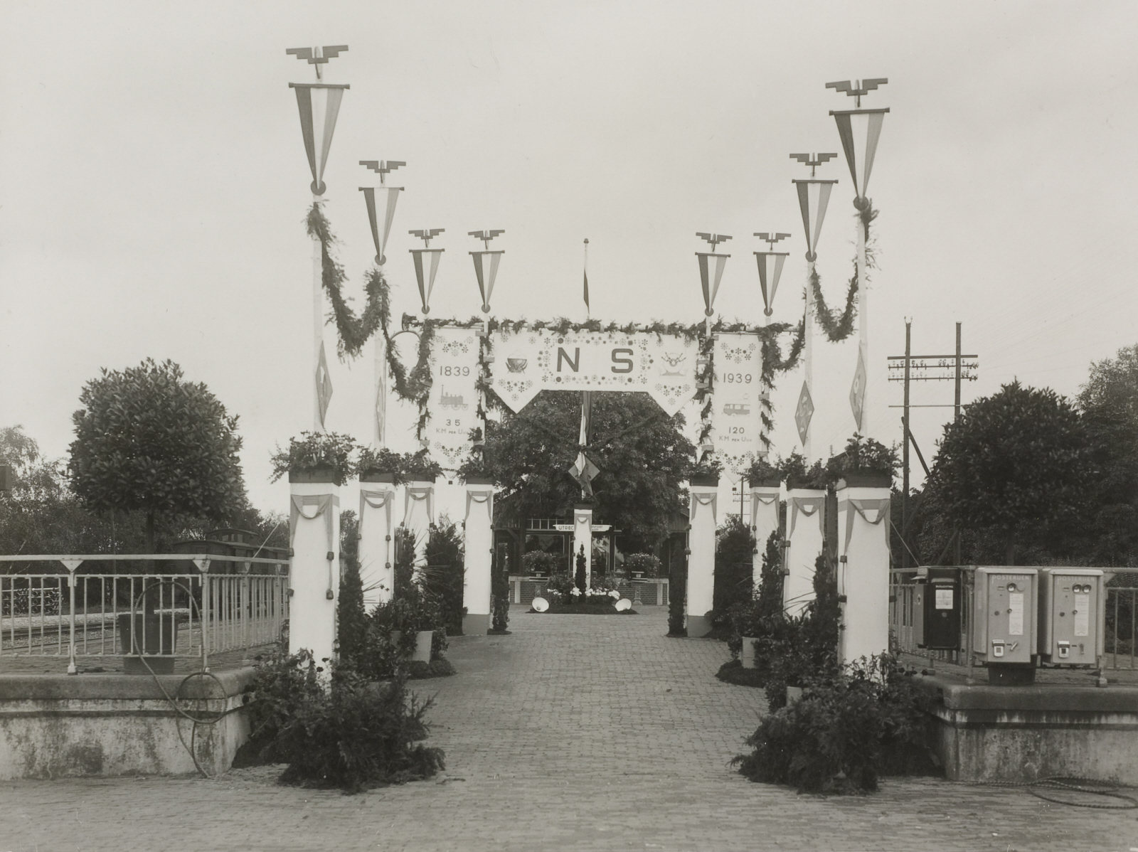 Een poort als versiering bij het station van Den Dolder ten behoeve van het eeuwfeest