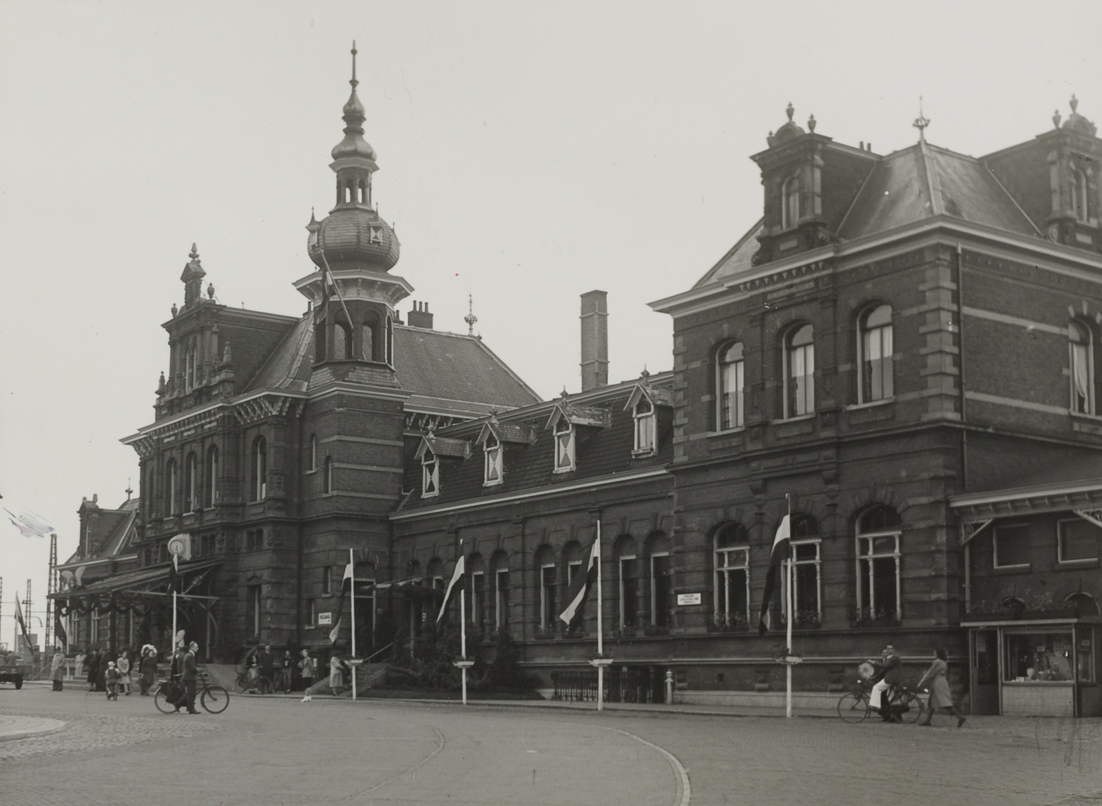 Het station van Delft met vlaggen ter ere van het eeuwfeest van het studentencorps van Delft
