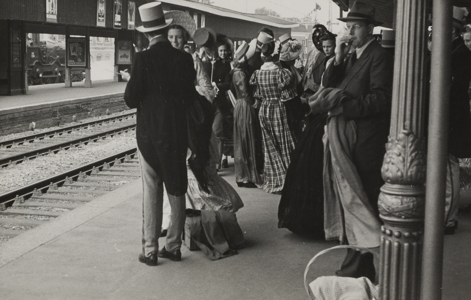 Verklede passagiers op het perron van station Delft