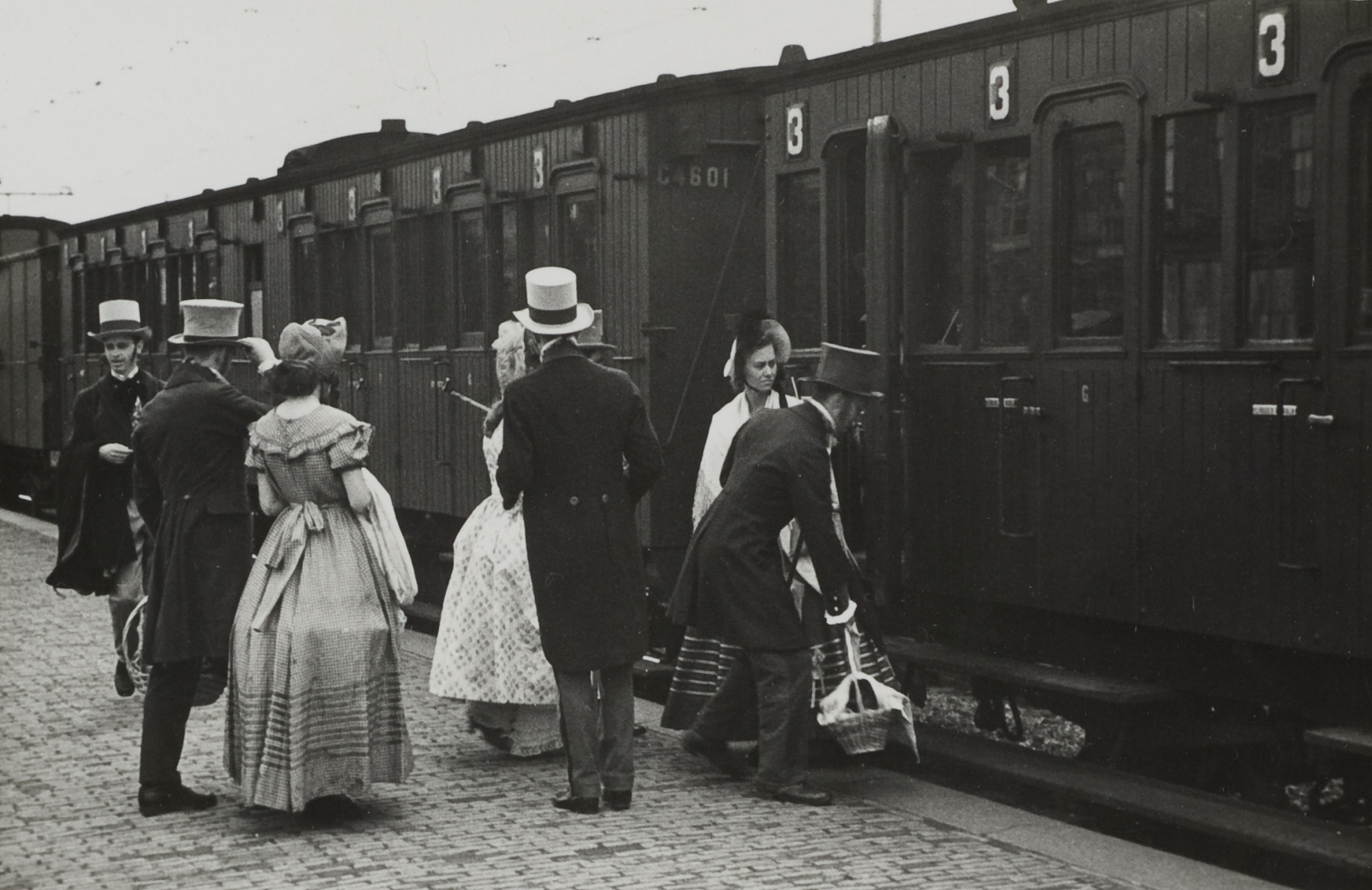 Verklede passagiers stappen in de trein op het station Delft
