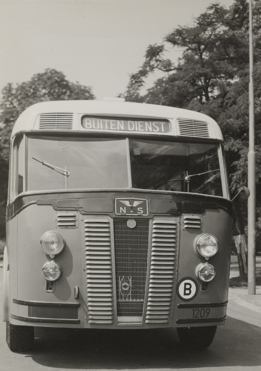 Vooraanzicht van een Crossley autobus