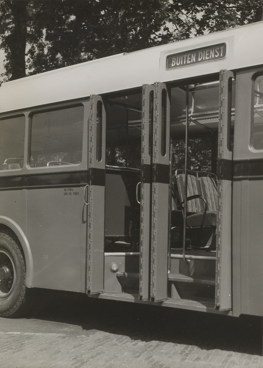 Zij-aanzicht van een Crossley autobus met geopende deuren