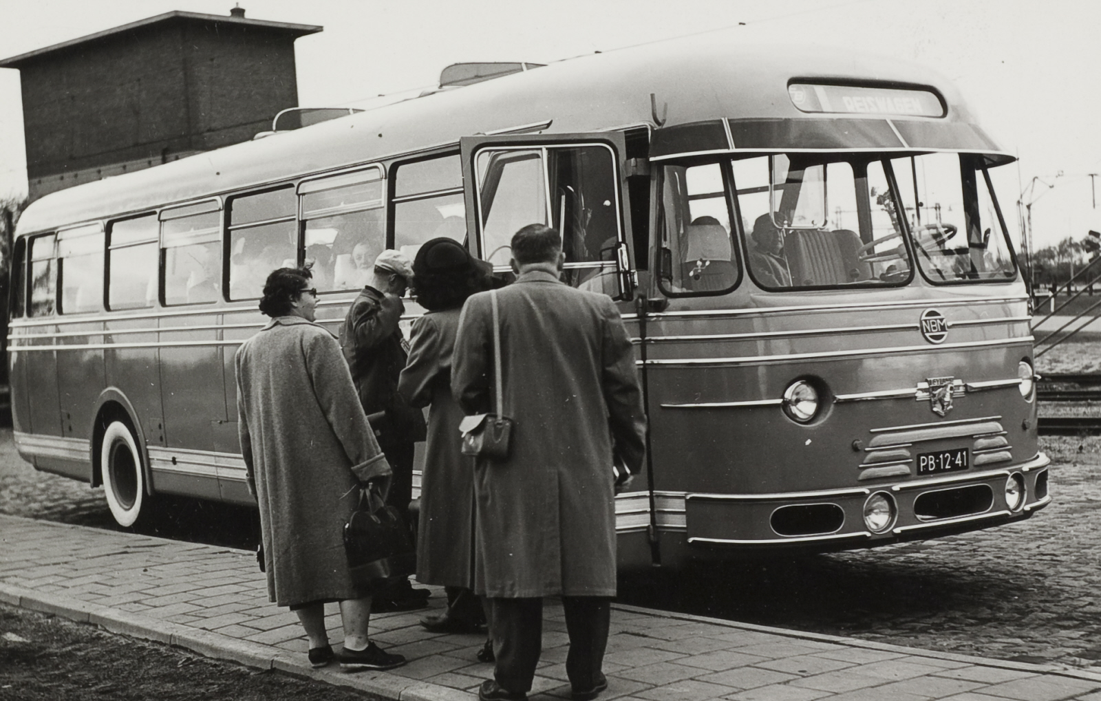 Passagiers stappen in een Leyland-bus