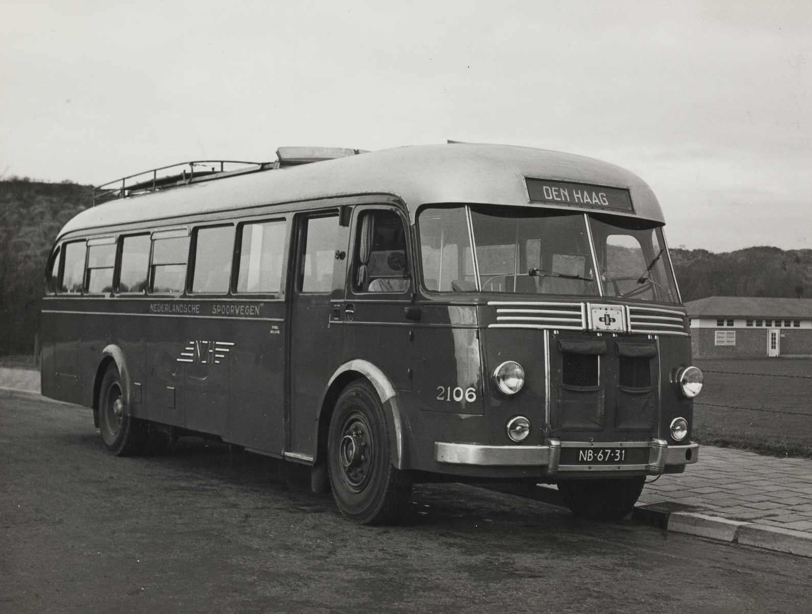 Foto van een autobus van de NZH en NS naar Den Haag