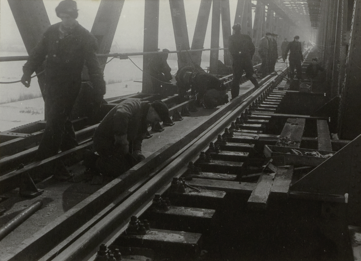 Werkmannen aan het werk aan het spoor op een brug
