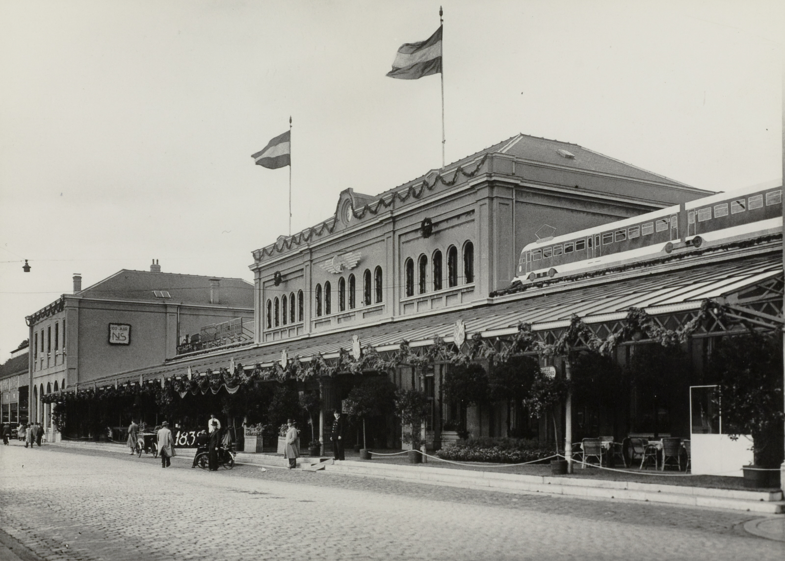 Versiering op het hoofdgebouw van het station van Leiden voor het eeuwfeest