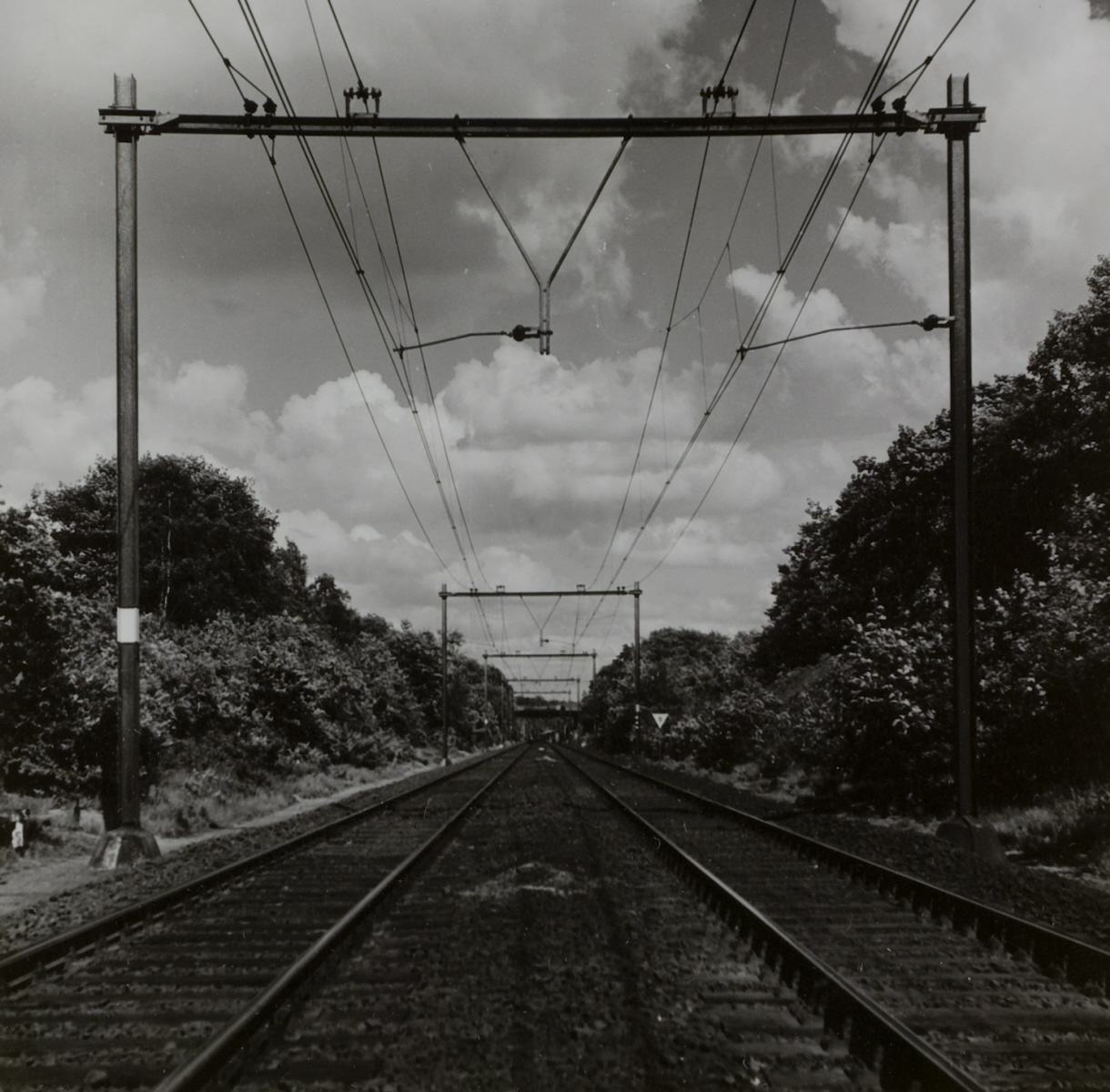 De spoorbaan bij Baarn met portalen