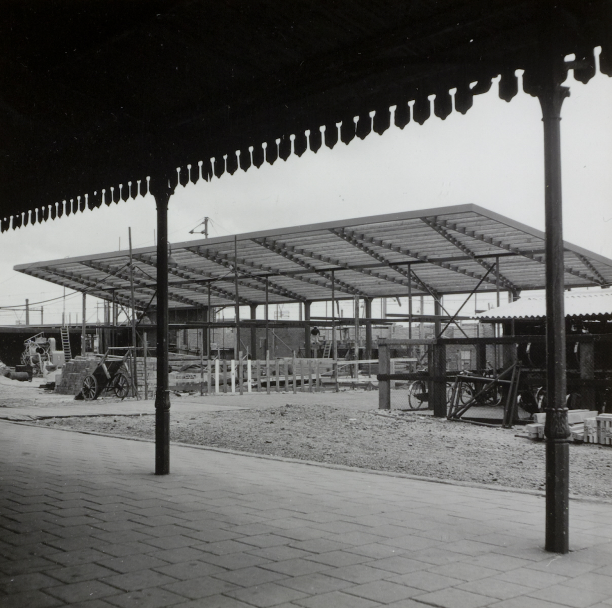 Een overkapping in aanbouw voor een nieuw station in Beverwijk