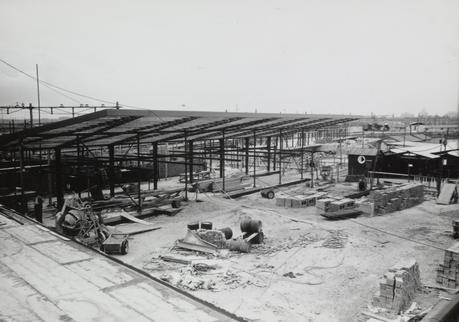 Een overzicht op het stationsgebouw in aanbouw in Beverwijk