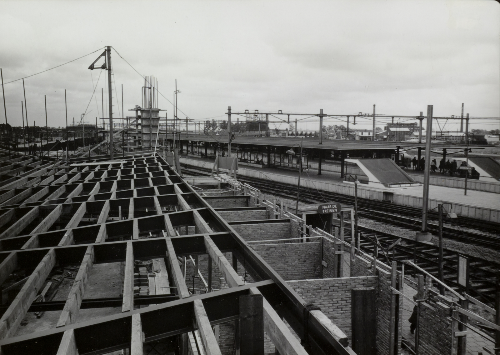Een overzicht op het stationsgebouw in aanbouw en het bestaande station in Beverwijk