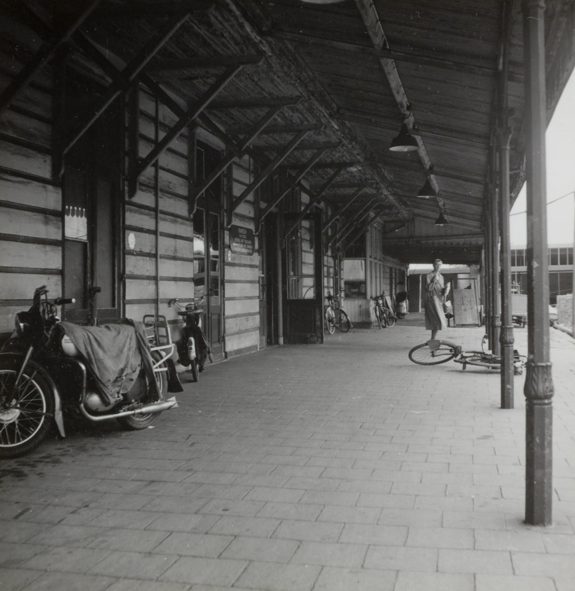 Onder de luifel van het oude station van Beverwijk