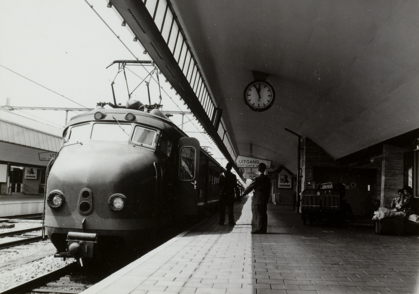 Een trein staat klaar voor vertrek in Rotterdam maar de cabinedeur staat open
