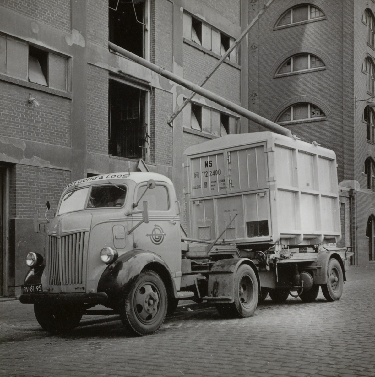 Een vrachtwagen van Van Gend en Loos in Groningen bij graanstort