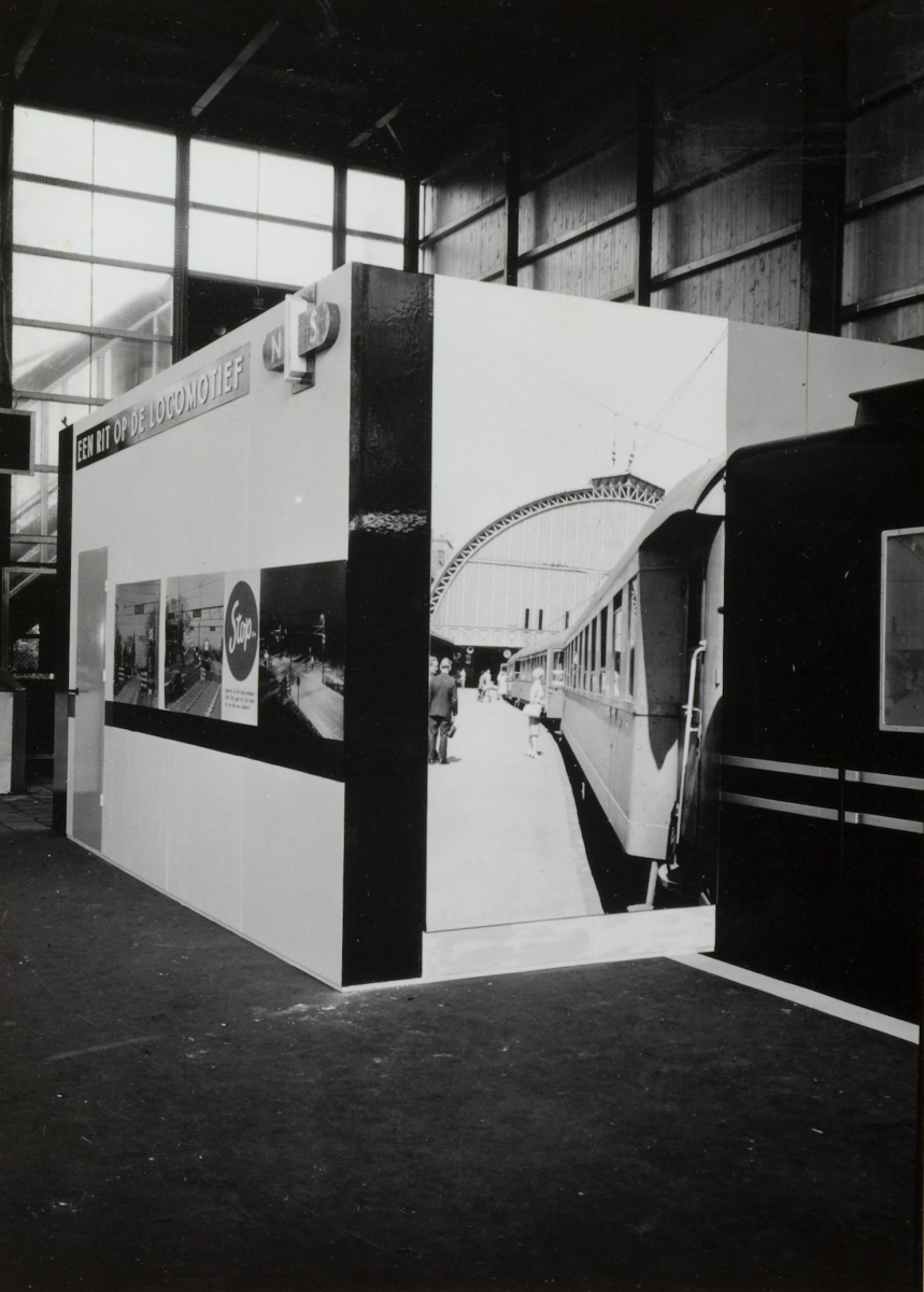 Een nagebouwde locomotief en fotowand op Jeugdland in Rotterdam
