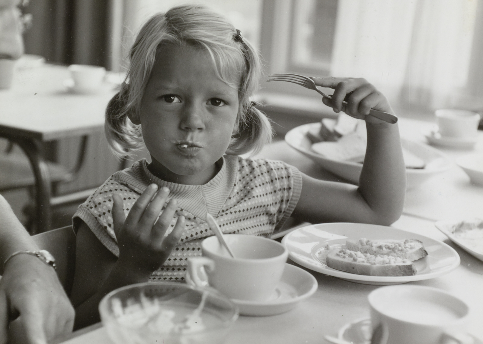 Een meisje aan het eten in het vakantieoord Westerduin in Wijk aan Zee